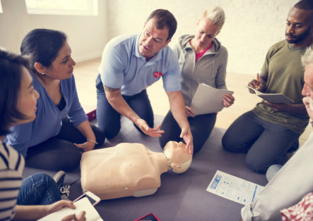 instructor teaching other people how to cpr